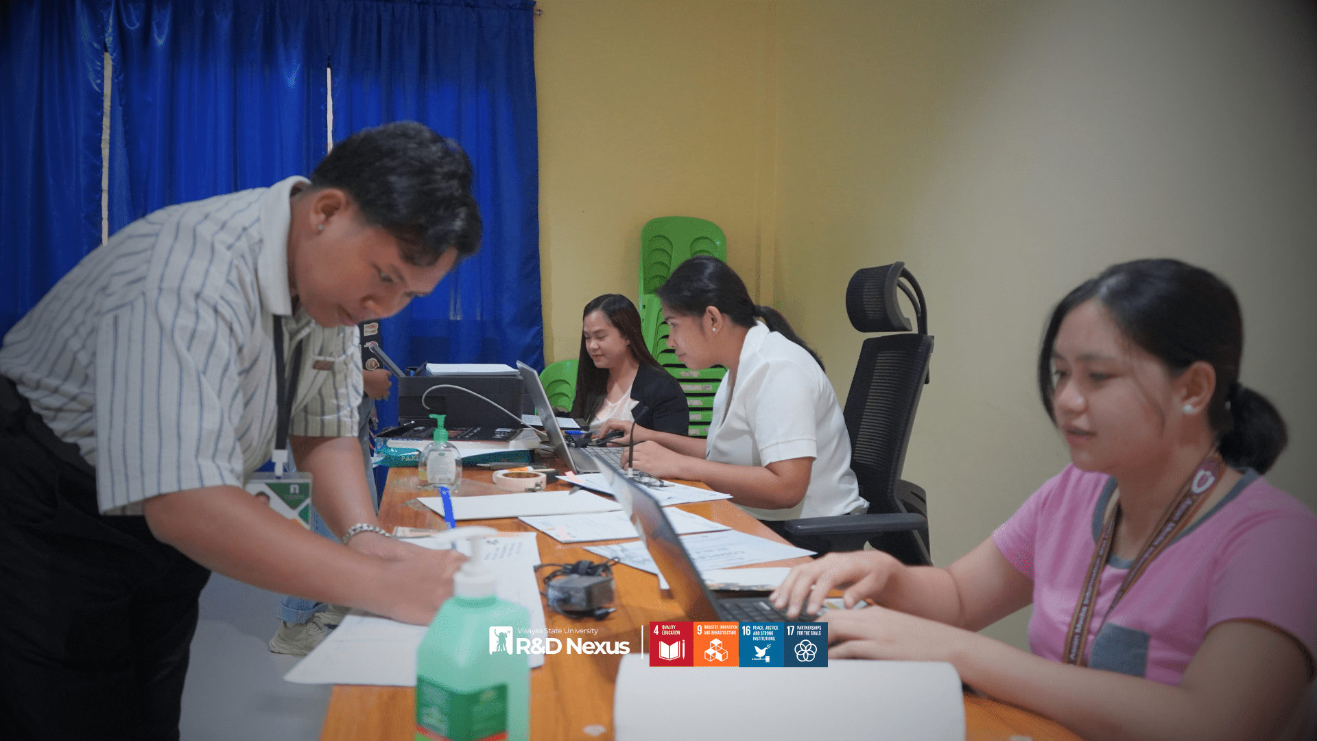Participants register and sign the attendance sheet during the opening of the Unit Editors’ Training held on December 9, 2025.